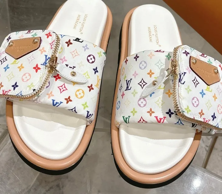 👟👟Ex-factory price 400👟👟 Lvjia brand | ²⁰²5 𝐬𝐬 💛2025 early spring’s latest popular Velcro series...thick-soled slippers for couples, new rare items purchased on behalf of agents💫 🍒This style is the favorite of celebrities🌟big internet celebrities. A simple and elegant sandal. A good style that you can’t take your eyes off at first sight! The thick sole has the effect of increasing the height of the feet. It has the function of elongating the legs immediately. It is exquisite and low-key luxury✔️ No matter it is paired with skirts or trousers, it is super aura🛍 ━━━━━ ЅᏇєєt ━━━━━ ▪️Upper: LV old floral fabric ▪️Outsole: original molded outsole ▪️Shoe size: 35-45